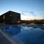 Amber Village سبيل