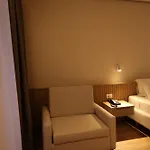 Amber Village سبيل