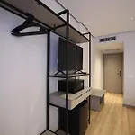 Amber Village سبيل