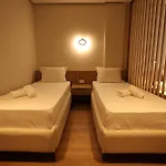 Amber Village سبيل