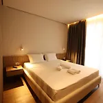 Amber Village سبيل