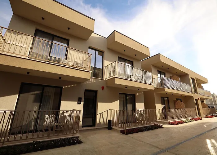 Hotel Amber Village *